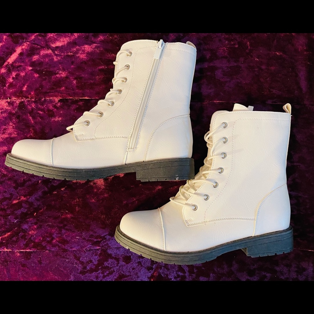 NWOT Top Moda white combat boot size 9